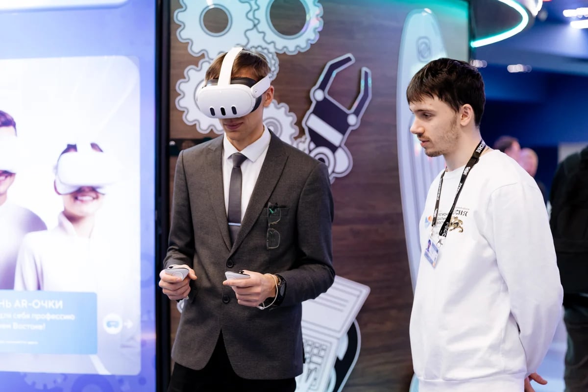 Участник форума знакомится с VR-технологиями